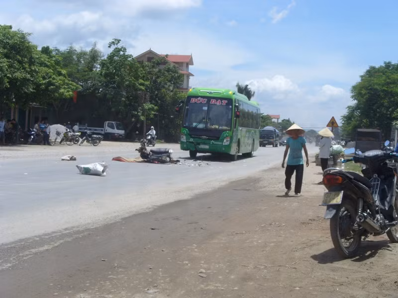 Xe khách đâm xe máy, một người chết