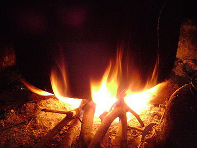 Không nên hơ tay chân lên quạt sưởi, bếp lửa khi lạnh giá