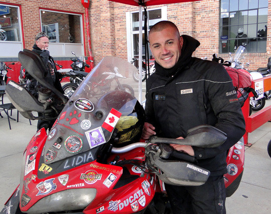 Cuộc hành trình vòng quanh thế giới với Ferrari 'hai bánh'