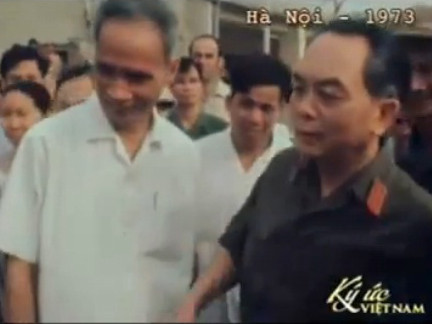 Đại tướng Võ Nguyên Giáp thưởng lãm ‘vua chiến trường’