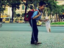 Clip giàu ý nghĩa về bạn nhỏ 'thích nhặt rác'