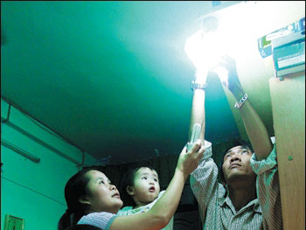 Người trẻ dạy học sinh tiết kiệm điện