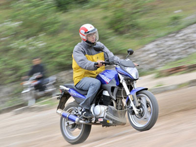 Làm gì khi xe máy mất lái