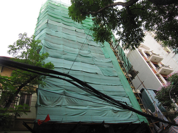 Đua xây vượt tầng dồn nén nội đô