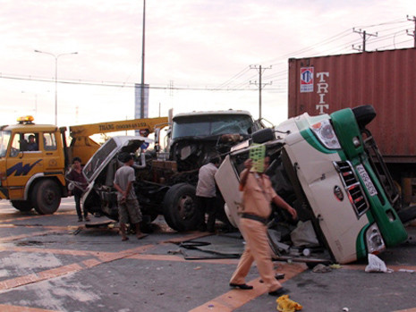 Hàng chục người kêu cứu trong xe khách bị lật