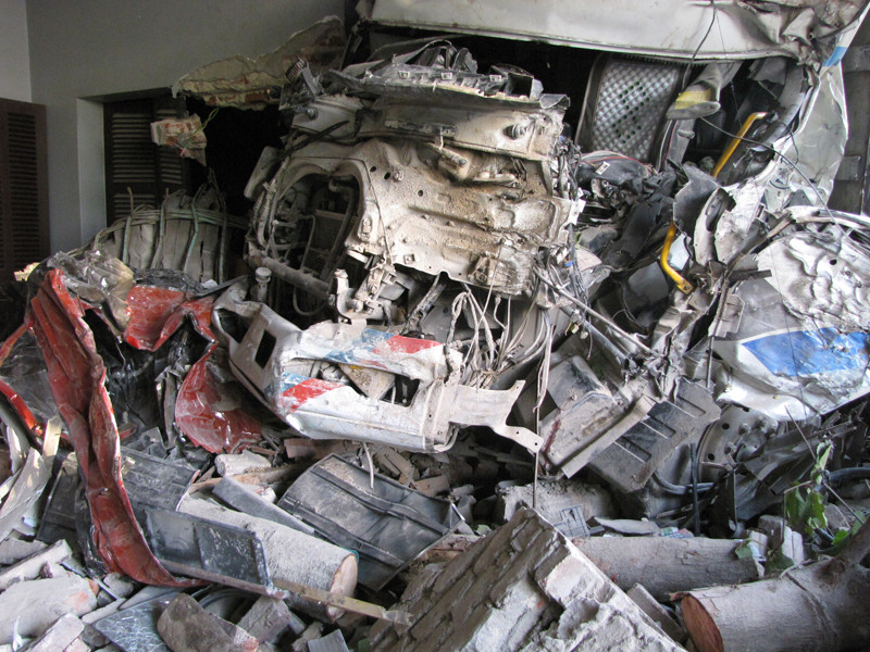 Xe tải húc đổ nhà dân