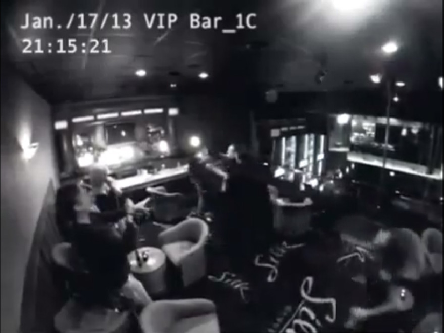 Clip gái bar tranh khách rúng động cư dân mạng