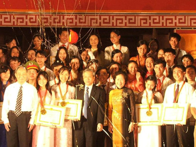 Tuyên dương Thủ khoa cần đi liền với tạo môi trường làm việc, cống hiến (Trong ảnh là lễ tuyên dương thủ khoa của Hà Nội năm 2005) Anh: minh tuấn