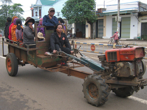 Loay hoay mãi với xe công nông