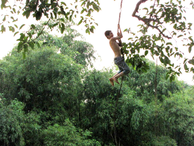 Thót tim xem trẻ leo ngọn đa nhảy tắm sông