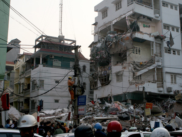 Hà Nội: Nhà năm tầng đổ làm sập siêu thị máy tính