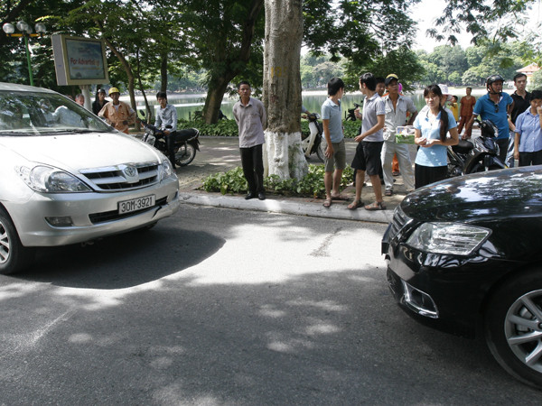 Hai chiếc xe đầu đầu trên đoạn đường một chiều