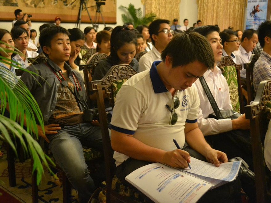 Các bạn sinh viên chăm chú ghi chép kinh nghiệm từ các nhà doanh nhân