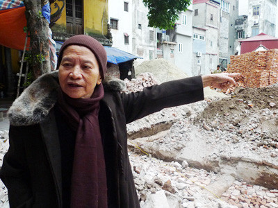 Sư trụ trì chùa Phổ Giác Thích Đàm Tường trước ngôi chùa chuẩn bị xây mới