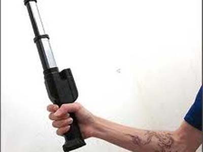 Cơ trưởng máy bay mang roi điện khi làm nhiệm vụ