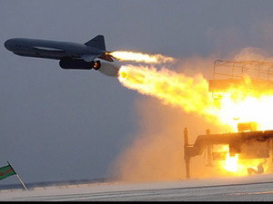 Iran thử thành công tên lửa, công bố máy bay không người lái mới