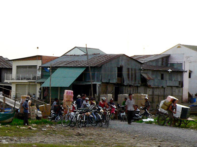 Hoàng hôn ở chợ Gò, hàng lậu bắt đầu vượt biên sang Việt Nam Ảnh: H.B