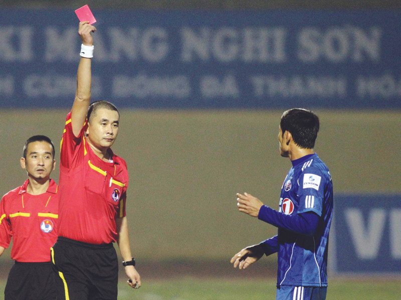 VPF mạnh tay với bạo lực sân cỏ