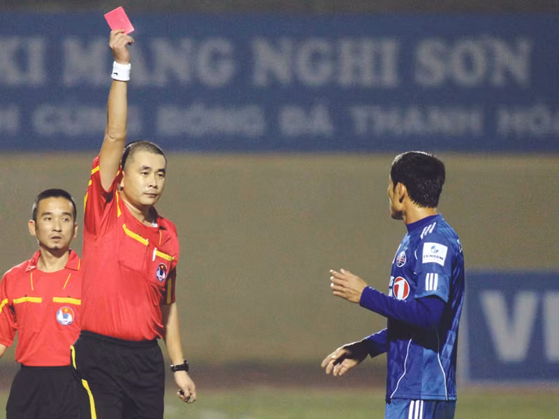 VPF mạnh tay với bạo lực sân cỏ