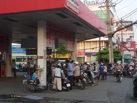 Sốt vó với giá xăng tăng gần Tết