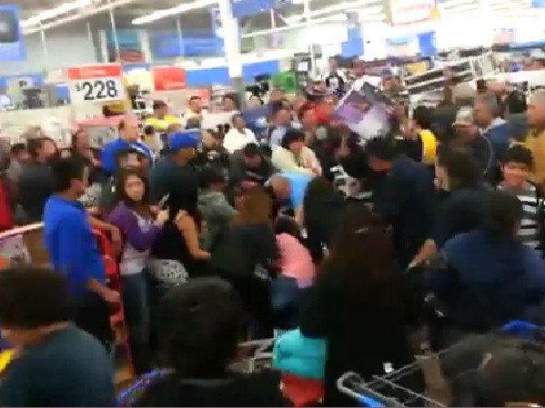 Đánh nhau để mua hàng giảm giá ở siêu thị