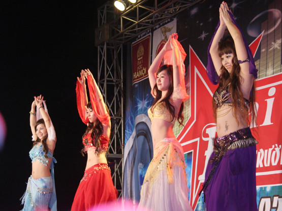 Nữ sinh ĐH Hà Nội gợi cảm trong đêm Đại nhạc hội