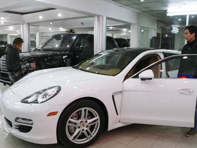 Khách hàng chọn xe ngày 19-1 tại salon ôtô đường Giải Phóng Hà Nội Ảnh: Hồng Vĩnh