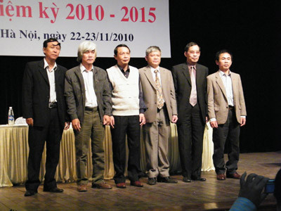 BCH mới Hội Nhà văn Hà Nội ra mắt tân Chủ tịch Phạm Xuân Nguyên (thứ 2 từ trái sang)