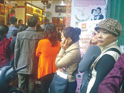 Xếp hàng mua vàng ngày Thần Tài