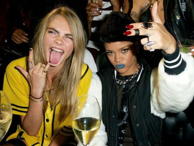 Rihanna ‘nổi loạn’ với áo xuyên thấu và môi xanh lét