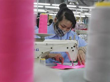 Một công nhân trong xưởng may ở Tân Lập, Hà Nội