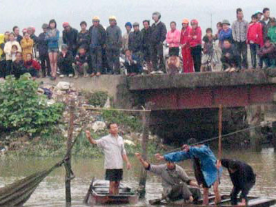 Hai chị em rơi xuống cầu chết đuối