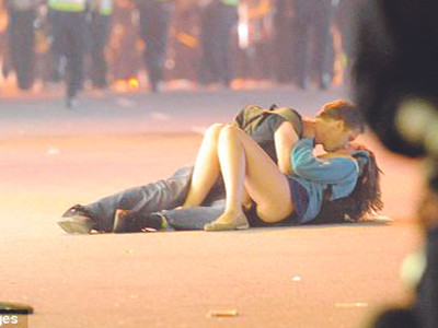 Bức ảnh TÌnh yêu thời bạo loạn