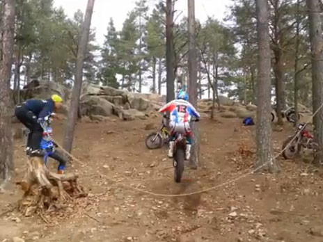 Nhảy dây bằng … xe máy