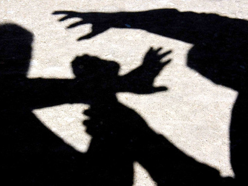 Bé gái 12 tuổi bị gã tâm thần hiếp dâm