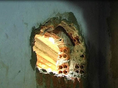 Khoét thủng tường trại giam trong 7 ngày