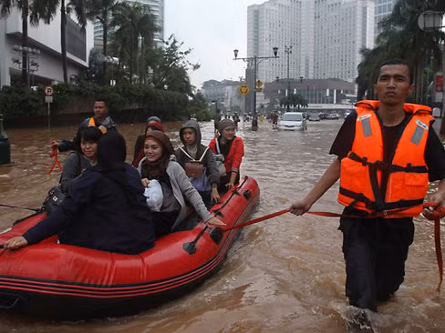 Toàn thủ đô Jakarta ngập trong nước