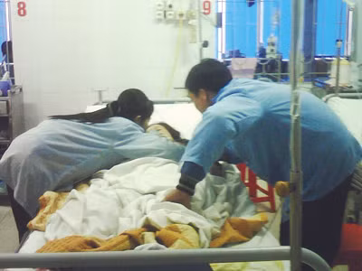 Một bệnh nhân đang điều trị tại Bệnh viện Hữu nghị Đa khoa Nghệ An vì sưởi than tổ ong Ảnh: Phan Sáng