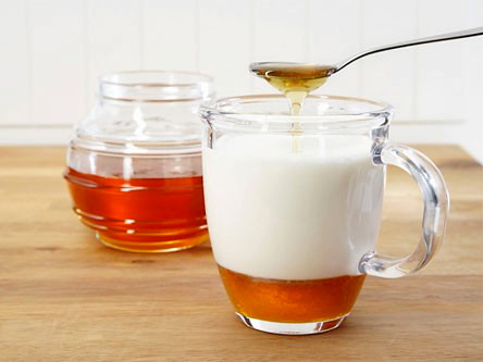 Sữa ấm hòa với mật ong chữa khàn giọng