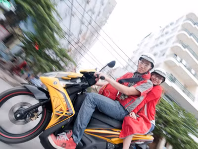 An toàn khi đi xe máy hai người