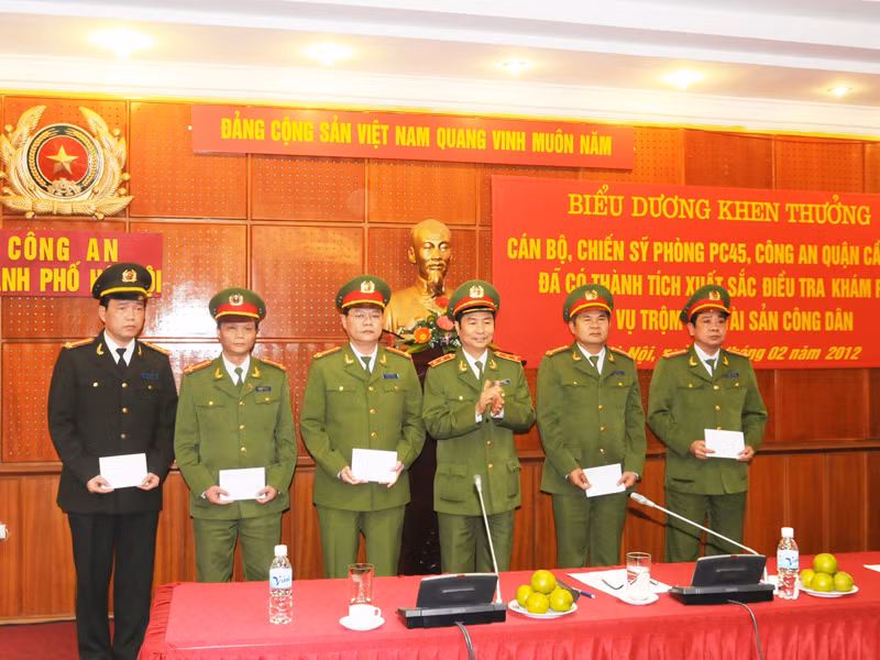 Các cán bộ, chiến sĩ nhận bằng khen của Bộ Công an. Ảnh: Tuấn Nguyễn