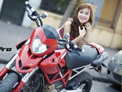 Thiếu nữ Việt xinh tươi bên Ducati Hypermotard 1100