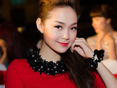 Minh Hằng quyến rũ với váy đỏ ôm sát