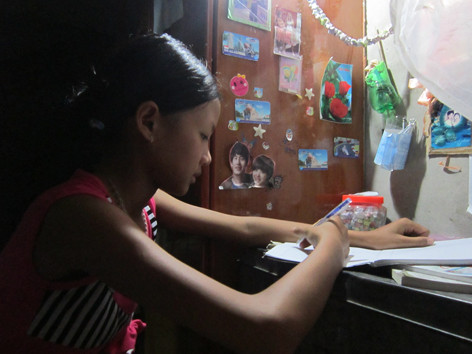 Hai chị em mồ côi cha học giỏi