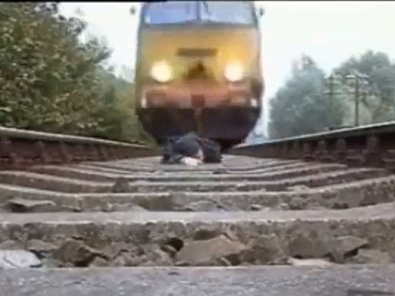 'Tự sướng' trên đường ray tàu hỏa