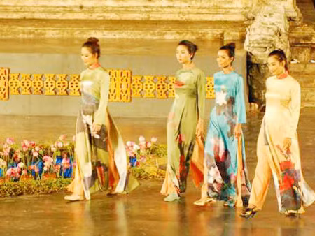 Sông Hương hội ngộ áo dài