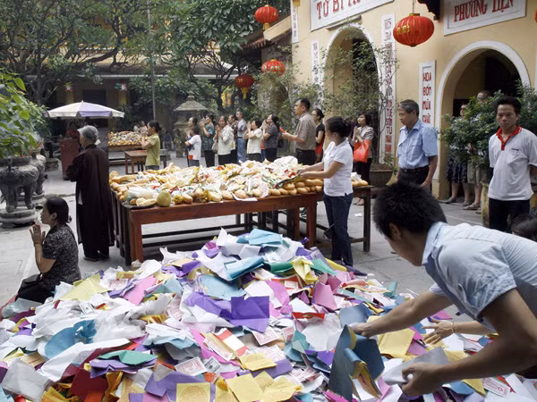 Vàng mã xếp thành đống