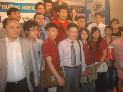 GS. Ngô Bảo Châu cùng các học sinh tại buổi giao lưu. Ảnh: Q.P