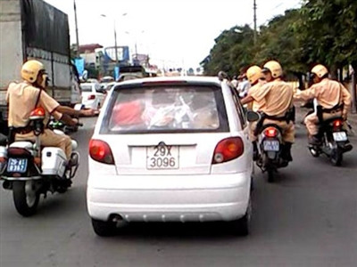 Lực lượng CSGT truy đuổi taxi điên