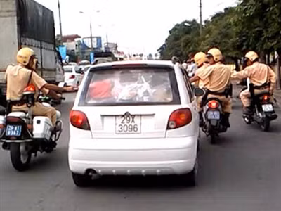 Lực lượng CSGT truy đuổi taxi điên